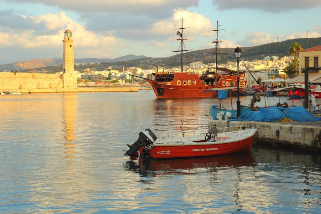 Rethymnon vue -panoramique du port avec son phare historique