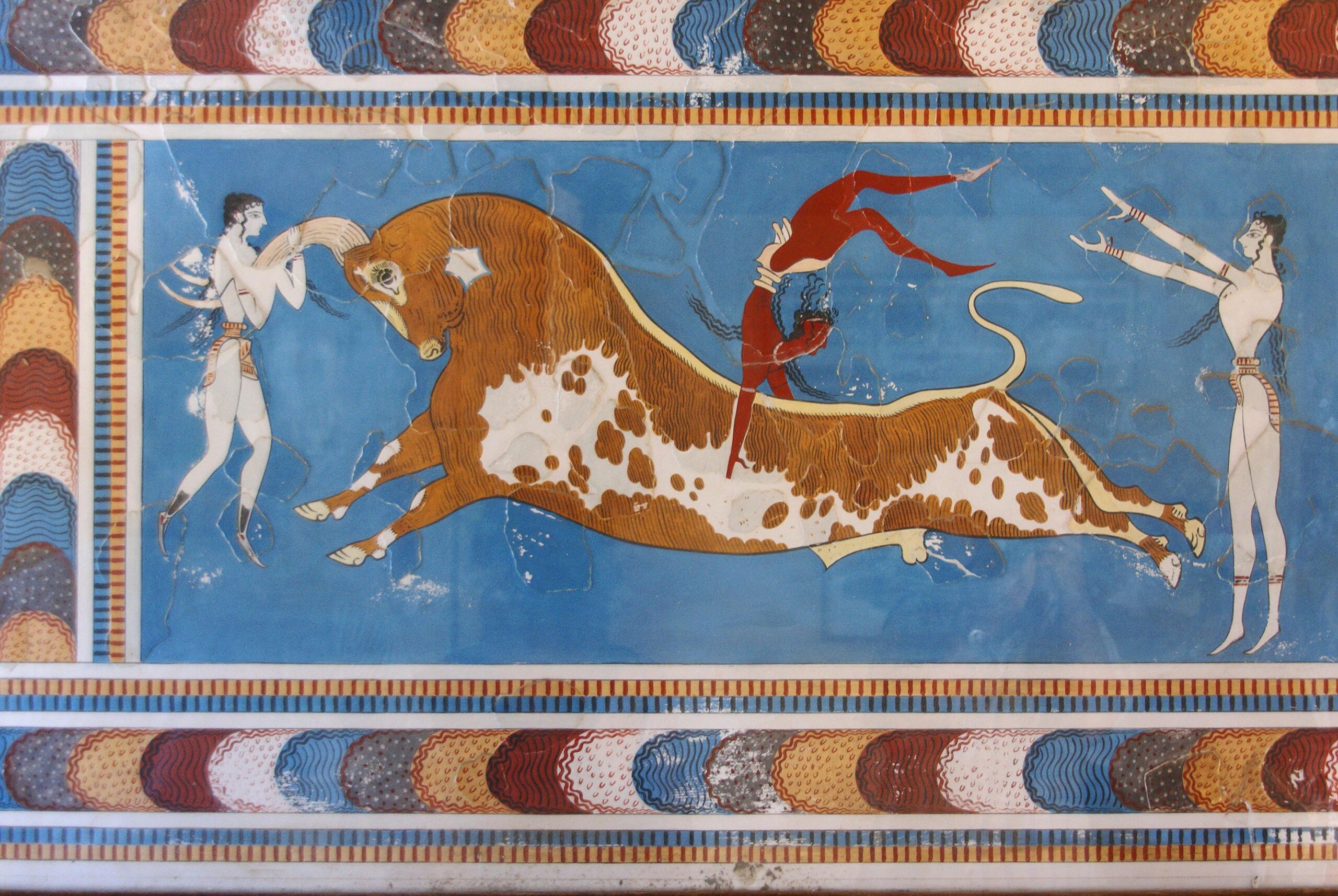 Knossos est connu pour ses images de taureaux (Minotaure), la structure du palais est très déroutante et tordue (Labyrinthe). Haches, à double tête, lame incurvée, appelée Labyris.