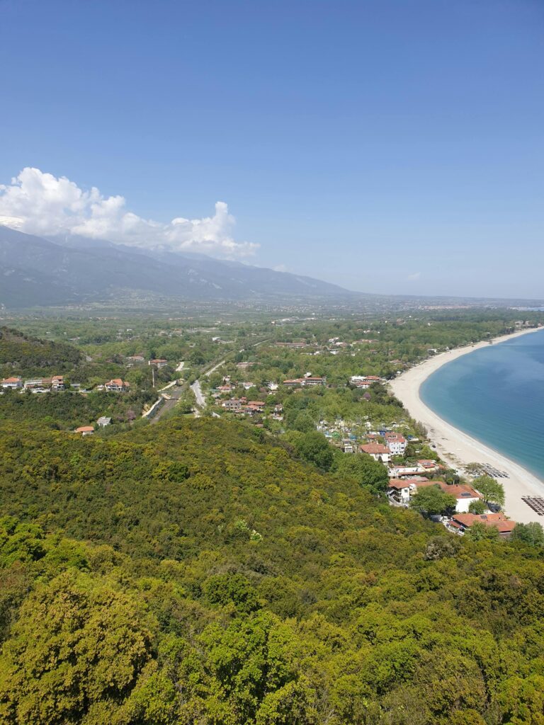 Vue de Litchoro la petite ville balnéaire au pied du Mont Olympe.