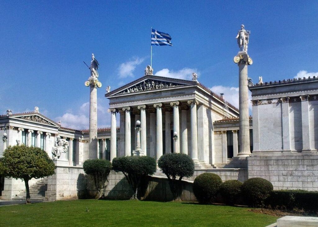 Bâtiment principal néoclassique de l'Académie d'Athènes entre la rue Panepistimiou et la rue Akadimias, au centre d'Athènes.