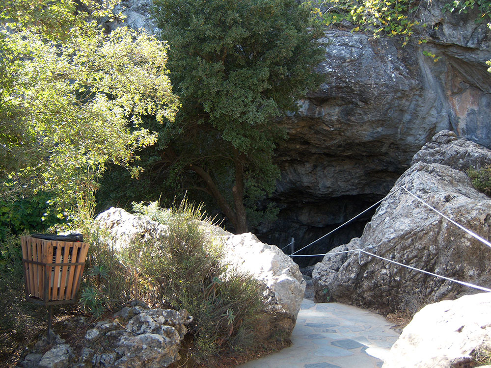 Entrée de la grotte  Psychro du mont Dikti lieu de naissance de Zeus