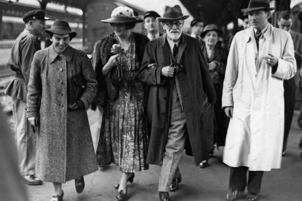 Psychologue autrichien Sigmund Freud (1856 - 1939) (deuxième à droite) arrive à Paris après avoir quitté Vienne en route vers Londres, Paris, France, juin 1938. Il est accompagné de sa fille Anna (1895 - 1982) (à gauche), de la femme du prince Georges de Grèce, Marie Bonaparte (1882 - 1962) (deuxième à gauche), et de son fils, le prince Peter de Grèce (1908 - 1980) (à droite). (Photo par Pictorial Parade/Getty Images)
