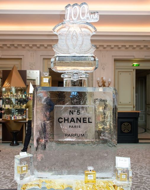 Sculpture sur glace réalisée par #SamuelGiraud de #artonice pour les 100 ans du numéro 5 de CHANEL