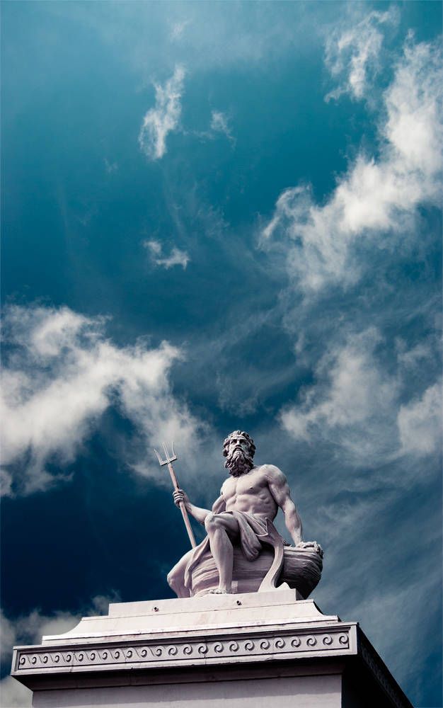 statue de Poseidon style gréco néo-classique
