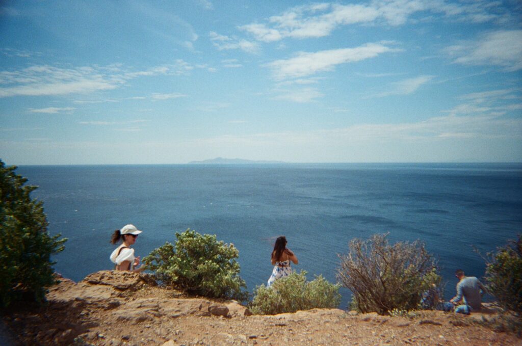 Cap Sounion promenade et sentiers autour du temple avec vue sur la mer Egée