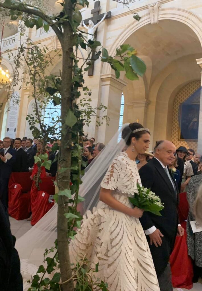 La mariée au bras de son père
