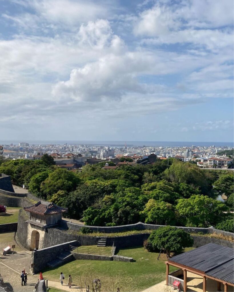  Ne manquez pas les toits en tuiles distinctifs des trois halls principaux du château, typiques du style impérial chinois de la cour de Ryukyu. Compte IG @mass_masuo
