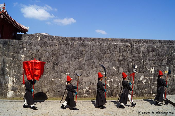 Le château de Shuri est un site classé au patrimoine mondial de l'UNESCO situé à Okinawa. Okinawa était autrefois un État indépendant appelé le royaume de Ryukyu. Aujourd'hui, les habitants, fiers de leur héritage, célèbrent leur passé par un festival unique chaque année.