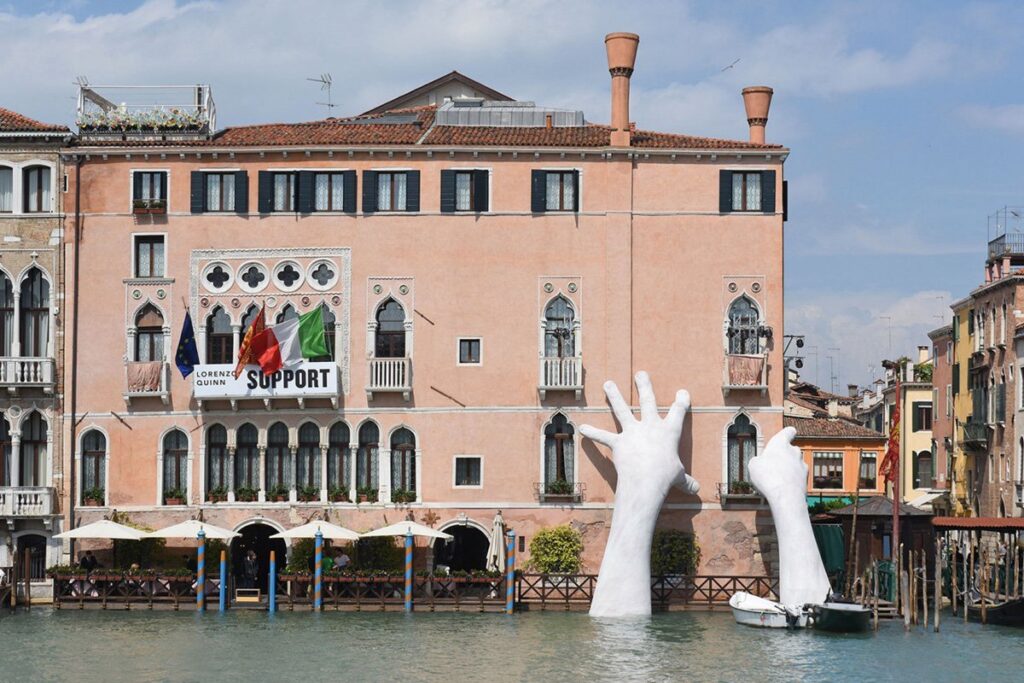 Venise art de Lorenzo Quinn