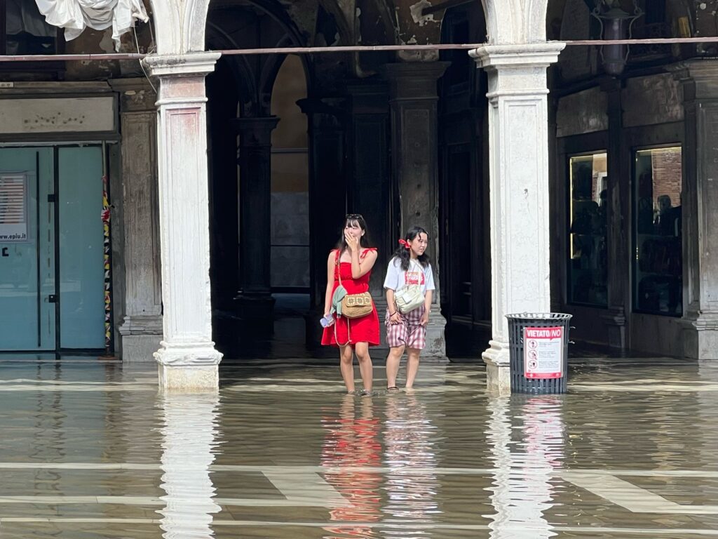 Venise subit l'Acqua Alta: les touristes s'adaptent