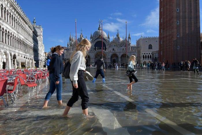 Venise et l'Acqua Alta  touristes font bon coeur contre mauvaise fortune