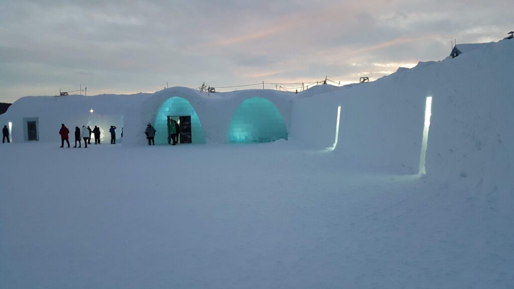 Extérieur et entrée du The Ice Hotel Jukkasjärvi 