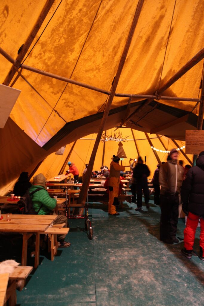 (lavvu) la tente Sami où nous sommes invités