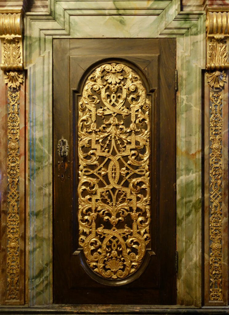 a ornate door with gold designsLa porte oranée du Predikstolen ...