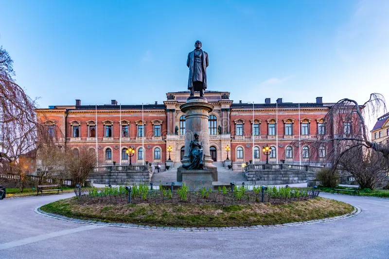 vue-du-coucher-soleil-de-la-statue-geijer-d-erik-gustaf-devant-l-université-uppsala-en-suède-205984288