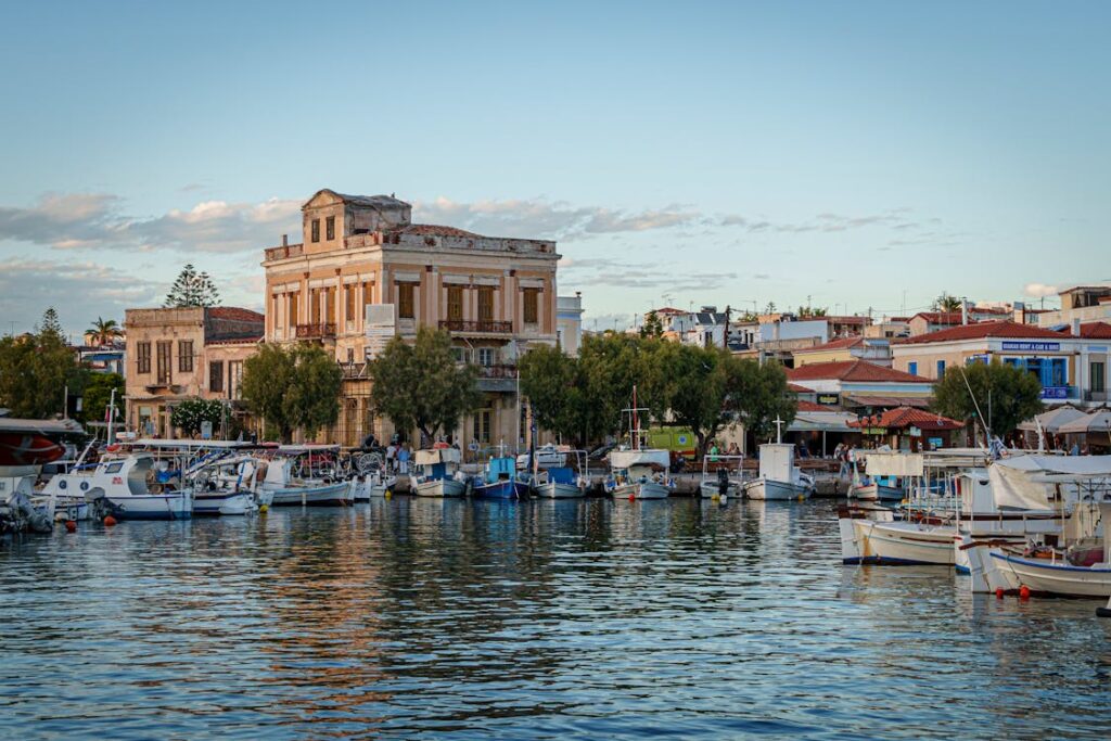 vue panoramique sur la marina d'Égine en Grèce