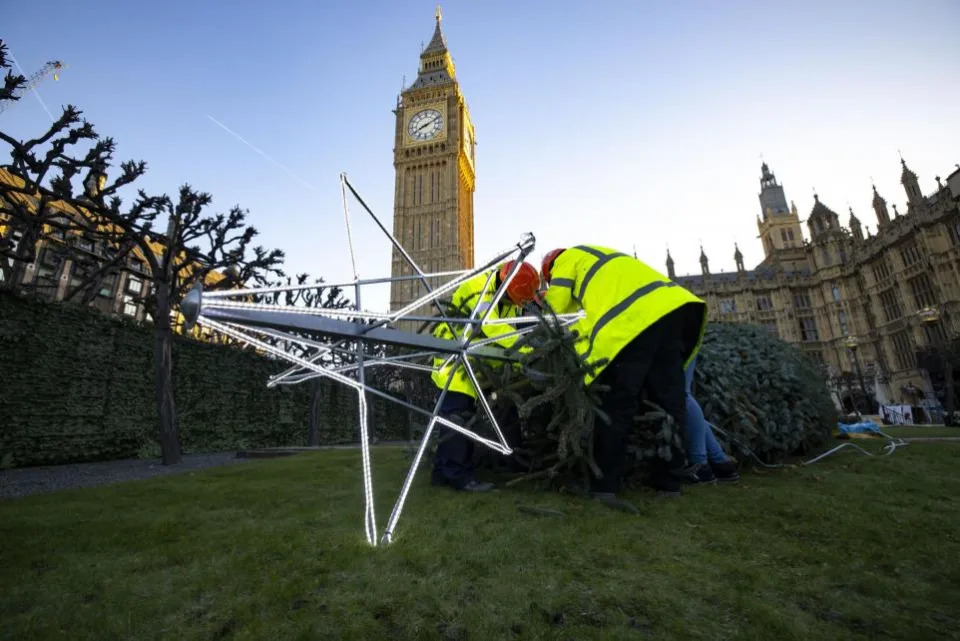 Un sapin de Kielder de 40 pieds illuminé à Londres pour la tradition de Noël