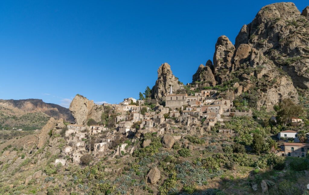 Perché sur la falaise du mont Calvaire, à 250 mètres d'altitude, le village autrefois abandonné de Pentedattilo est l'un des plus pittoresques de la région de Calabre, dans le sud de l'Italie.