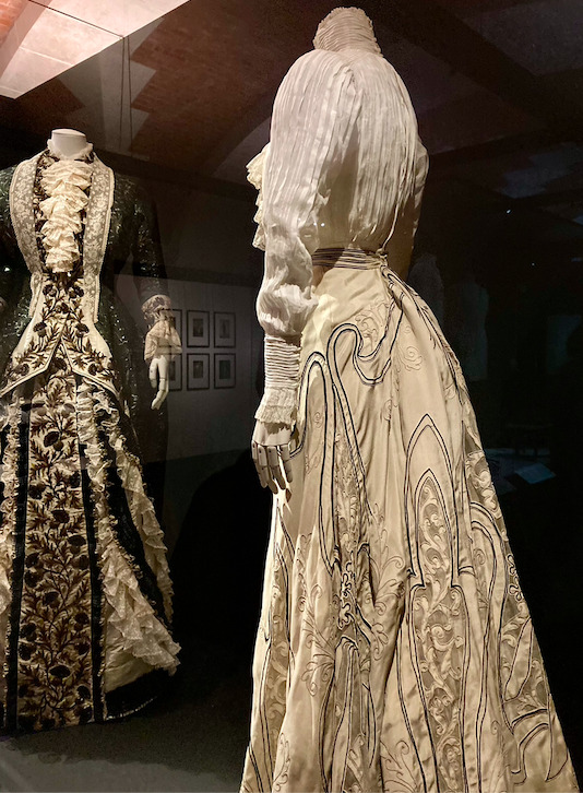 "Robe" (détail) de Laferrière en soie façonnée, dentelle mécanique, cannelé de soie, broderies de perles et de fils chenille, taffetas et satin e soie (circa 1890) et "Corsage" non griffé en toile de coton et dentelle mécanique (circa 1900) sur "Jupe" (détail) de Callot Soeurs en taffetas de soie crêpé, mousseline de soie crêpée et cordonnet de soie (circa 1900-05) à l'exposition "La Mode en Mouvement" du Palais Galliera, juillet 2023.