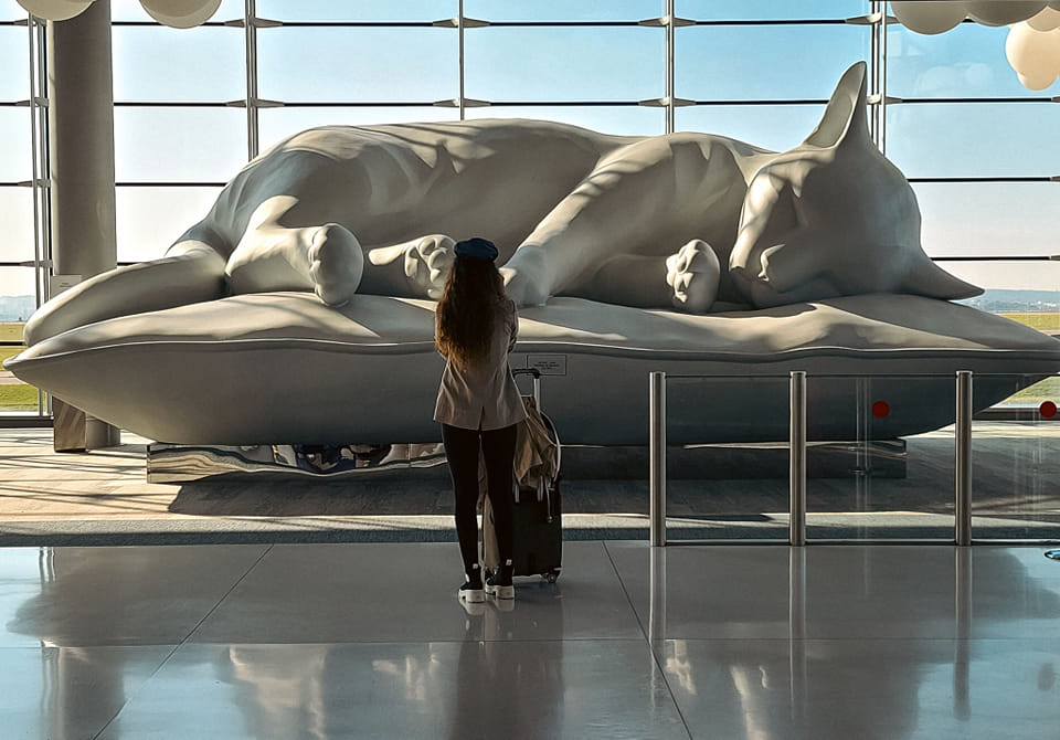 Inès la sculpture en forme de chat de l'aéroport Charles de Gaulle