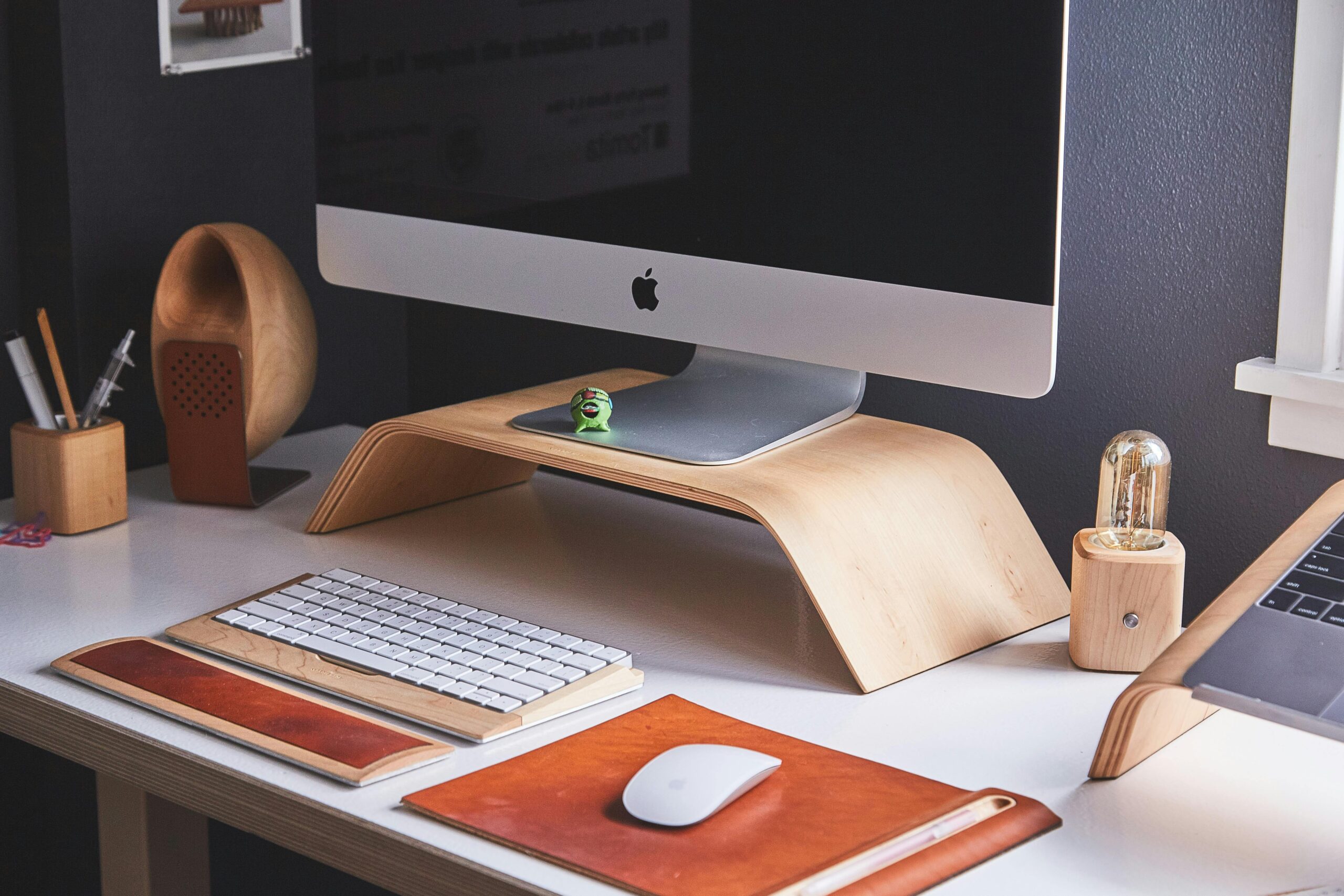 Le bureau à domicile n'est plus seulement un lieu de travail, mais un espace de vie qui impacte directement notre santé physique et mentale.