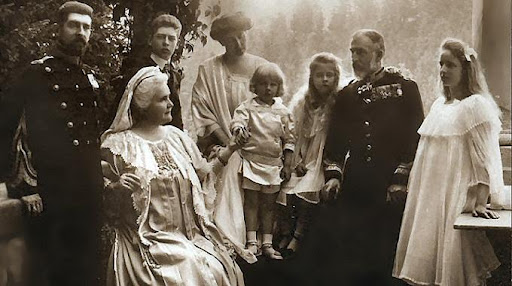 La famille royale roumaine à Castelul Bran. archives nationales