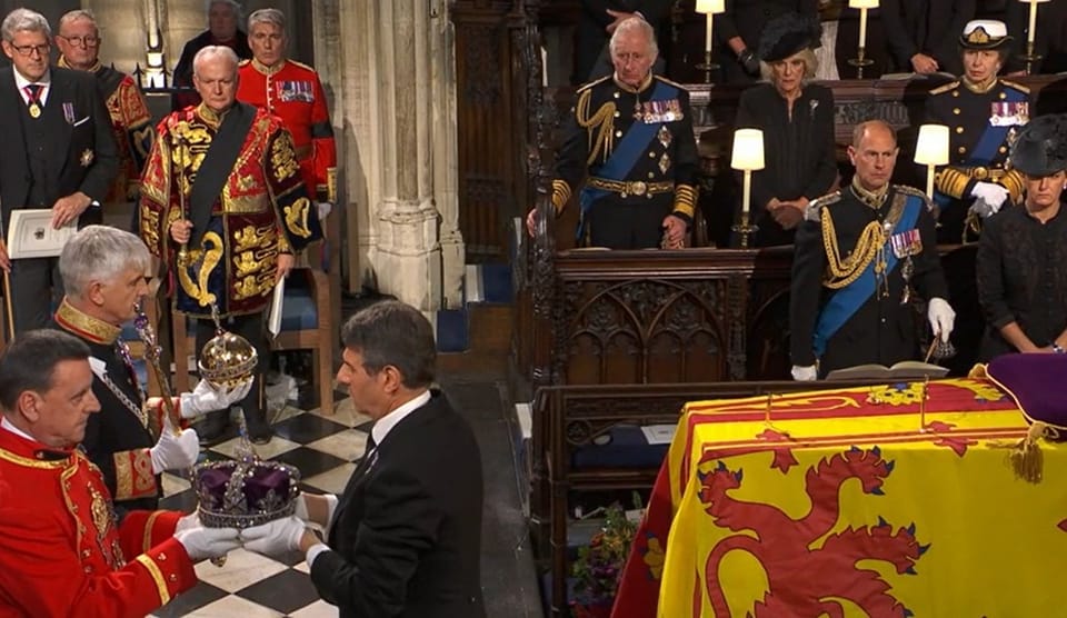 Le roi Charles III assiste au retrait de la couronne impériale du cercueil de la reine Elizabeth II à la chapelle Saint-Georges, à Windsor