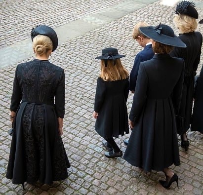 Photo spectaculaire de SM la Reine Consort, la Princesse de Galles, le Prince George, la Princesse Charlotte et la Comtesse de Wessex faisant une révérence au cercueil de la Reine Elizabeth II, alors qu'elle quitte l'Abbaye de Westminster pour la dernière fois. 