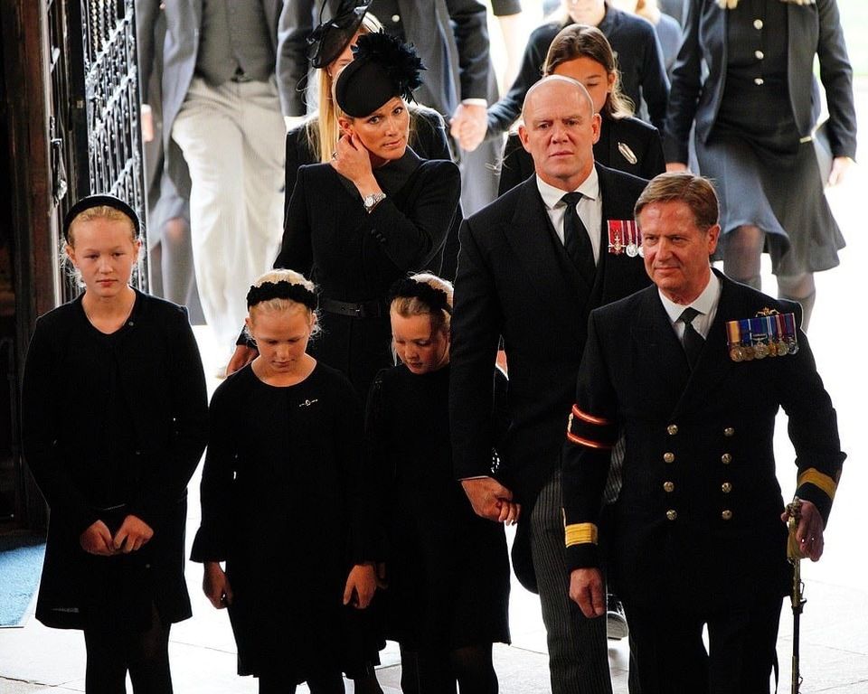 Mike et Zara Tindall accompagnent leur fille Mia Tindall et leurs nièces Savannah et Isla Phillips dans la chapelle de Windsor pour le service funèbre de la reine Elizabeth II, le 19 septembre 2022