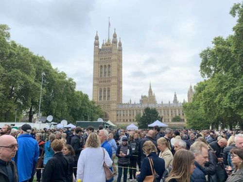 Les personnes endeuillées du monde entier forment une file d'attente de six miles pour rendre hommage à Sa défunte Majesté, la Reine Elizabeth II. Les temps d'attente actuels dépassent seize heures et des milliers de personnes bravent le froid des nuits londoniennes.
