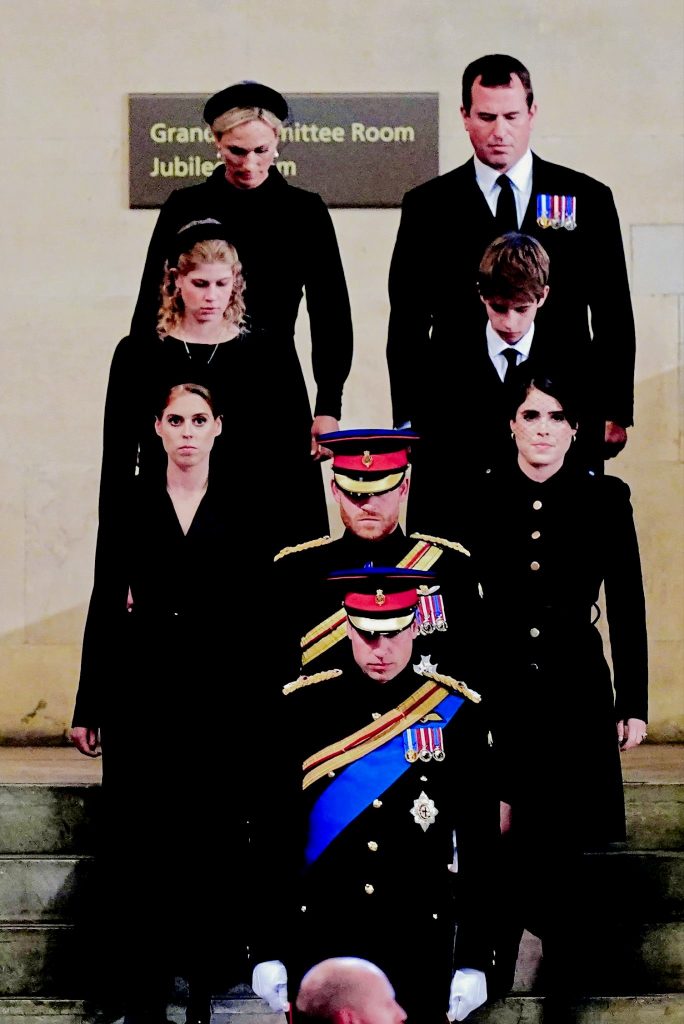 Le Prince de Galles, le Duc de Sussex, la princesse Béatrice, la princesse Eugénie, Lady Louise Mountbatten-Windsor, James Mountbatten-Windsor, le Vicomte Severn, Peter Phillips et Zara Tindall organisent une veillée en l'honneur de la reine Élisabeth II au Westminster Hall à Londres, en Angleterre - 17 septembre 2022.