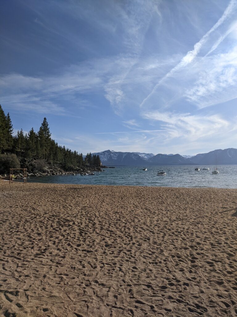 Plage et canoe sur le lac Tahoe