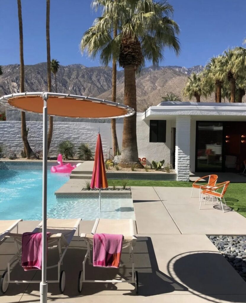 Palm Springs architecture rétro rose et piscine bleue