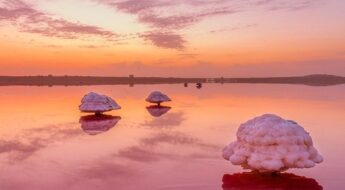 Coucher de soleil sur le lac rose en Iran