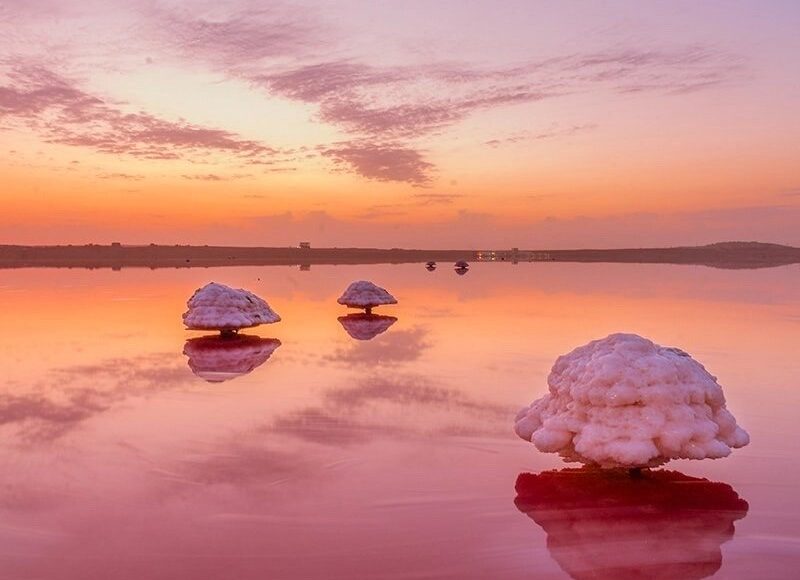 Coucher de soleil sur le lac rose en Iran