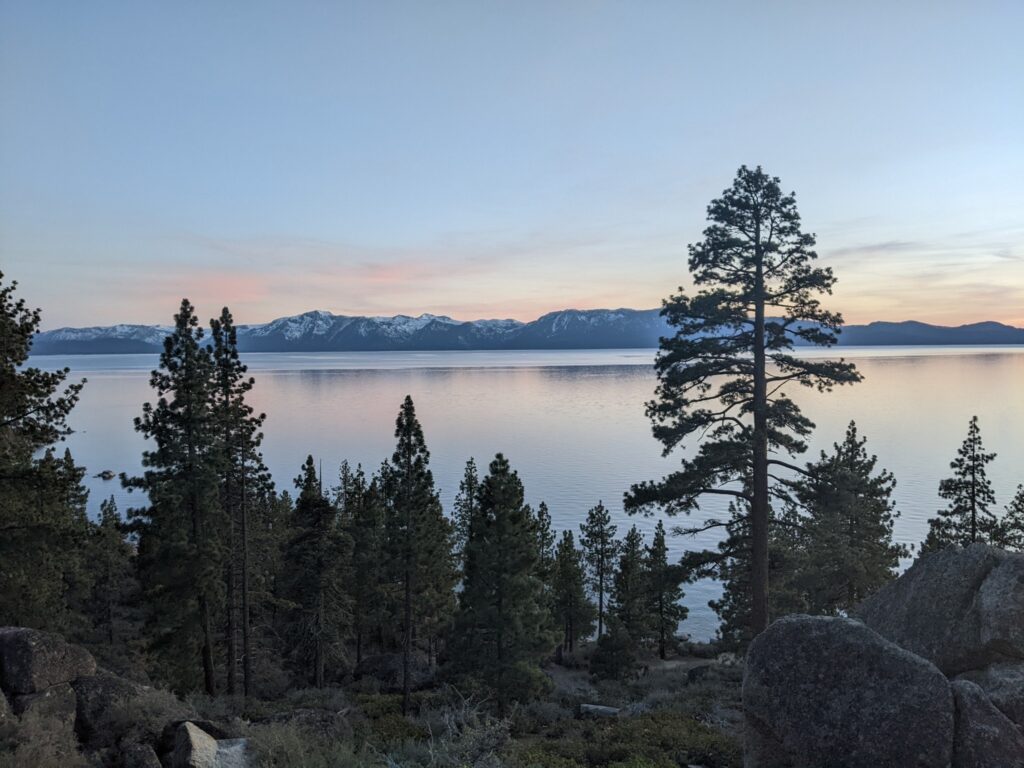 Lake Tahoe at sunset 
Coucher de soleil sur le lac Tahoe