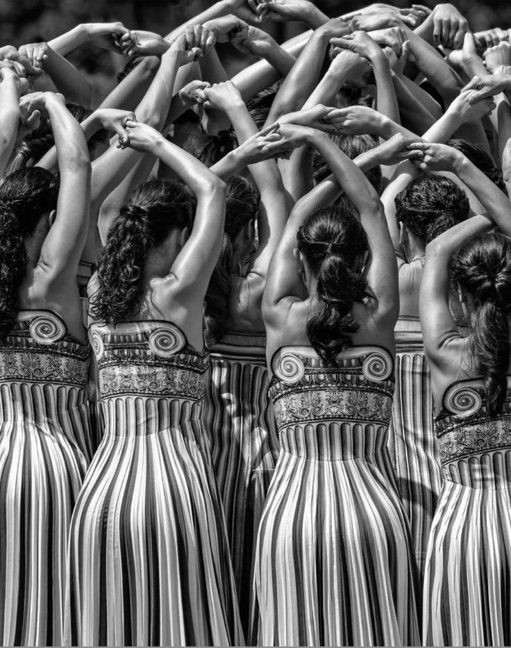 Telle la Pythie: les porteuses de la flamme. Robes par Mary Katrantzou.