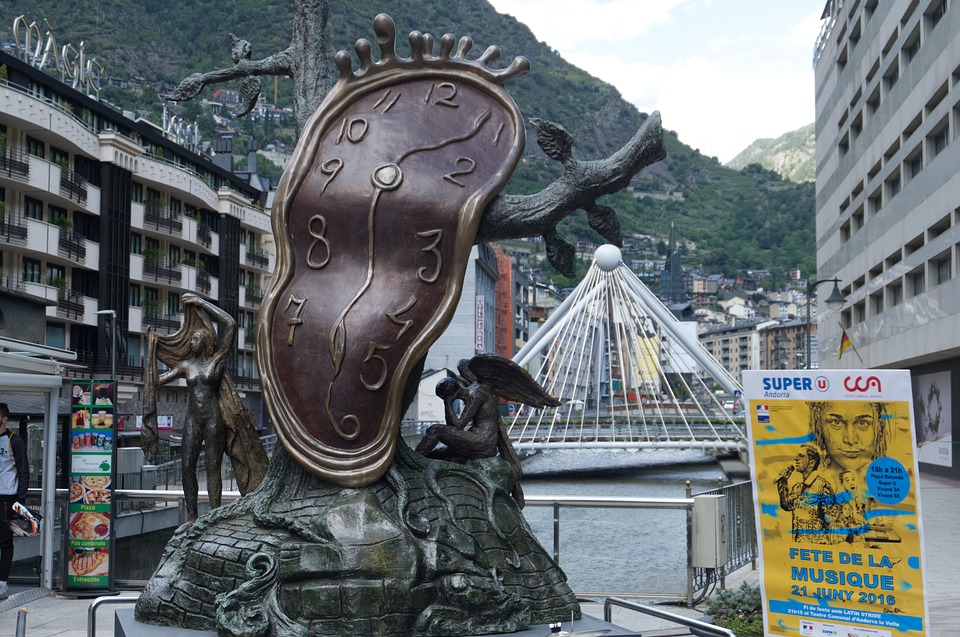 clock Dali Andorre
