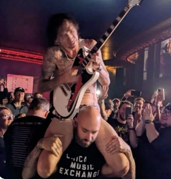 Sur les épaules de son roadie