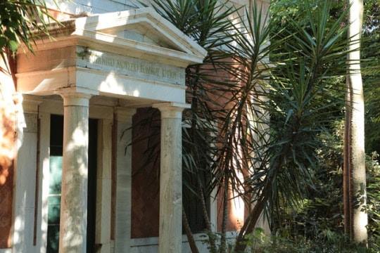Hellas vue des jardins botaniques d'Athènes  et leur temple grec