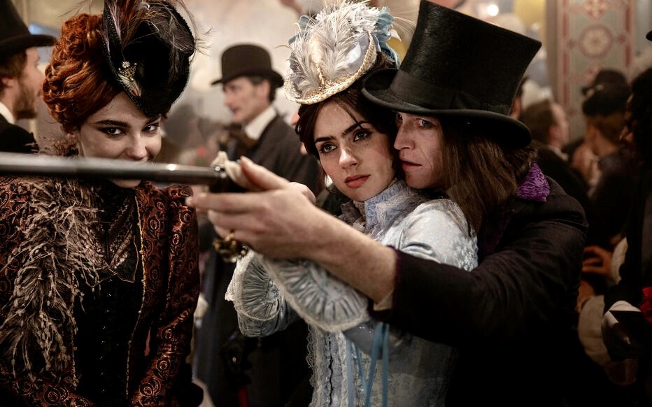 Matilda De Angelis, Zoë Bleu et Caleb Landry Jones dans Dracula de Luc Besson - librement adapté du roman éponyme de Bram Stoker (1897) - août 2025.© 2025 LBP/EUROPACORP/TF1 FILMS 