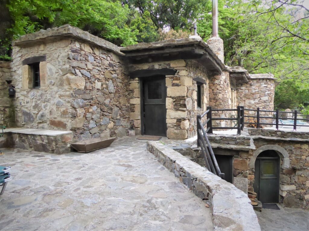 Les maisons de pierre du village abandonné puis reconstruits de Millia © optikestrav