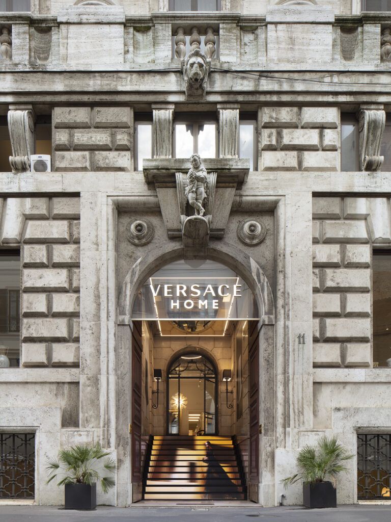 Boutique phare Versace Home, Milan : concept de design par Vudafieri-Saverino Partners
Pensée par le studio d’architecture milanais, la boutique présente les collections de meubles de la marque et évoque les grandes résidences Versace. L’intérieur combine architecture classique et design contemporain, créant un espace éclectique qui réinterprète l’esthétique signature de la marque.