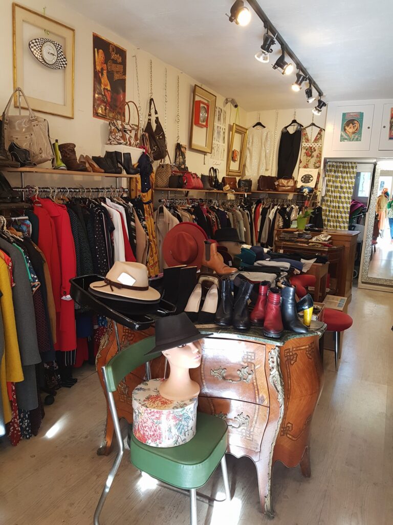 Intérieur de la boutique Vintage 77 Ménilmontant