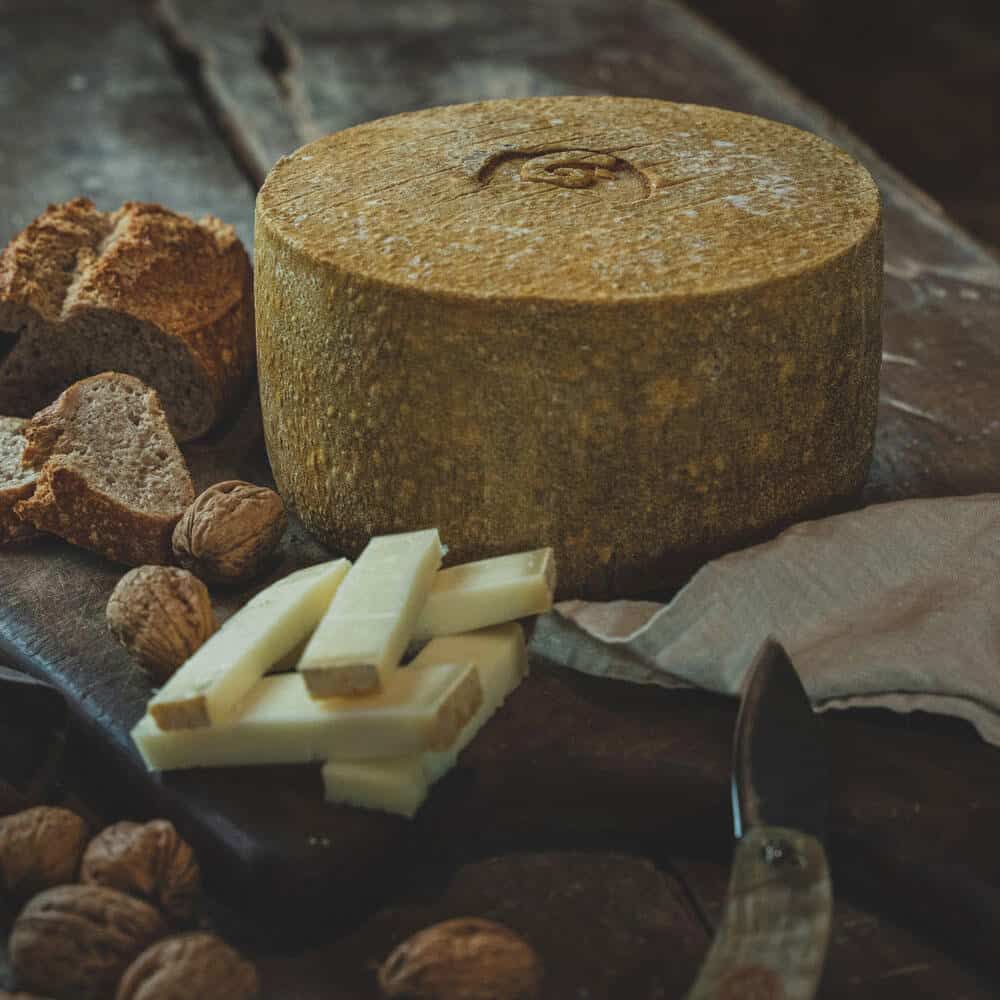 Ossau Iraty Ce fromage de brebis AOP Ossau-Iraty est un fromage fabriqué dans la plus pure tradition basque. Notre Ossau-Iraty est affiné sur planche en bois, dans nos caves, sous l'œil de nos maîtres fromagers. 🥇 Elu 2 fois Meilleur Fromage du Monde au World Cheese Awards (2006 et 2011) copyright Fromagerie basque Adour.