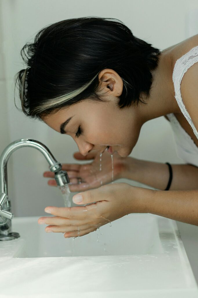 Boire de l'eau primordial pour la santé et l'hydratation du corps.
