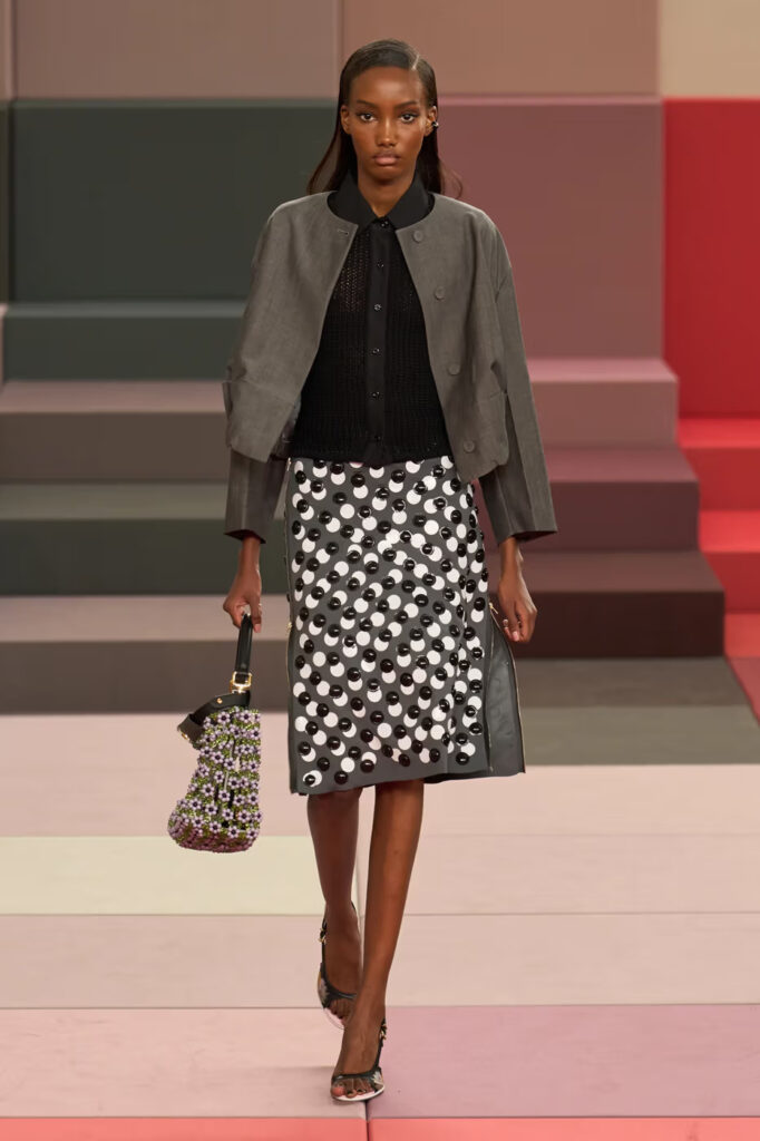 Un look plus classique pour Fendi SS26 Milan Fashion Week