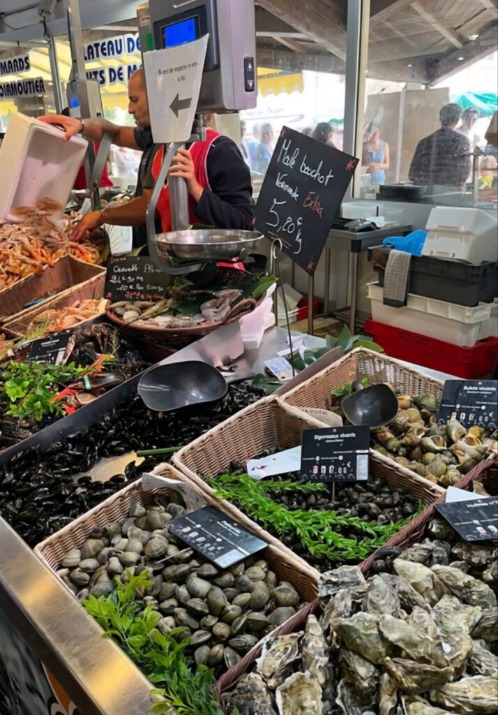 Les fruits de mer, un délice trouvé sur le marché de Saint Jean - pays basque français.