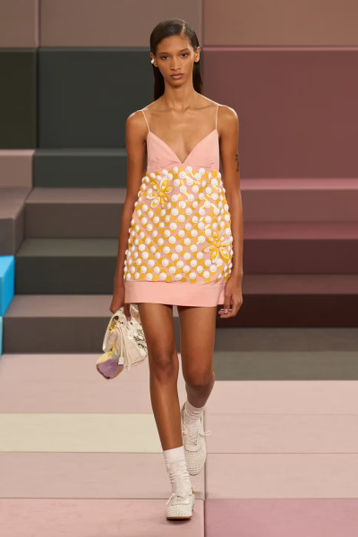 Couleurs claires et très douces pour cette présentation SS26 de Fendi