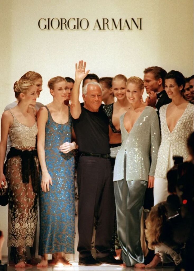Armani saluant le public en clôture de son défilé. Copyright Vogue